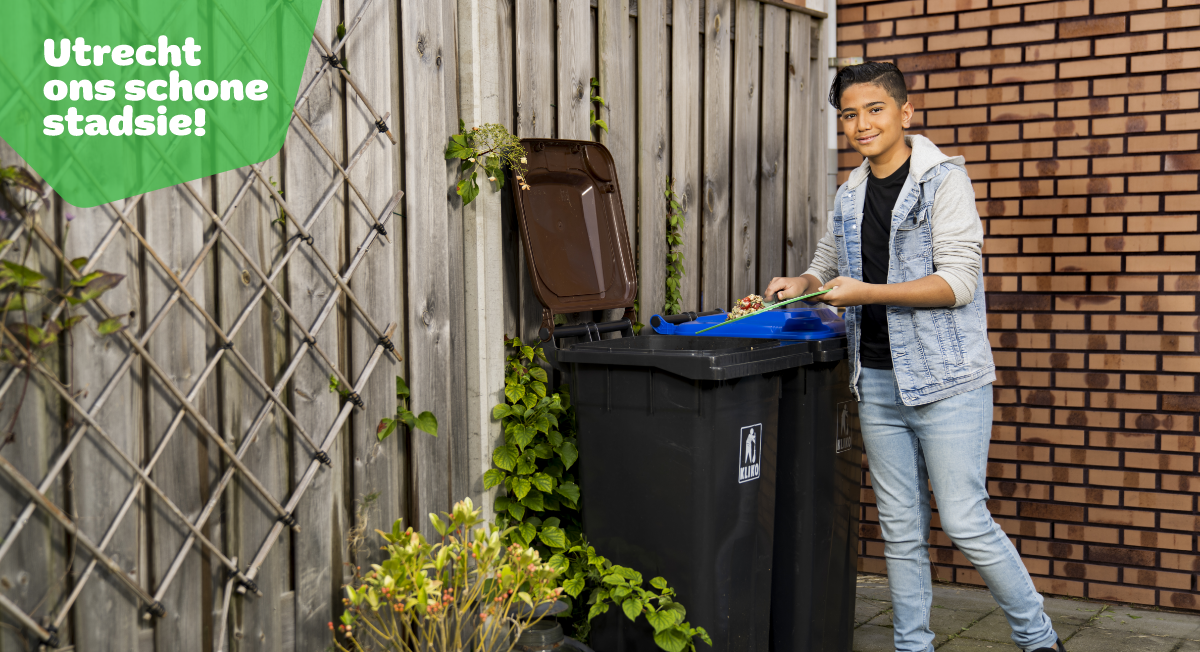 Jongen gooit gft afval in de container, Utrecht ons schone stadsie