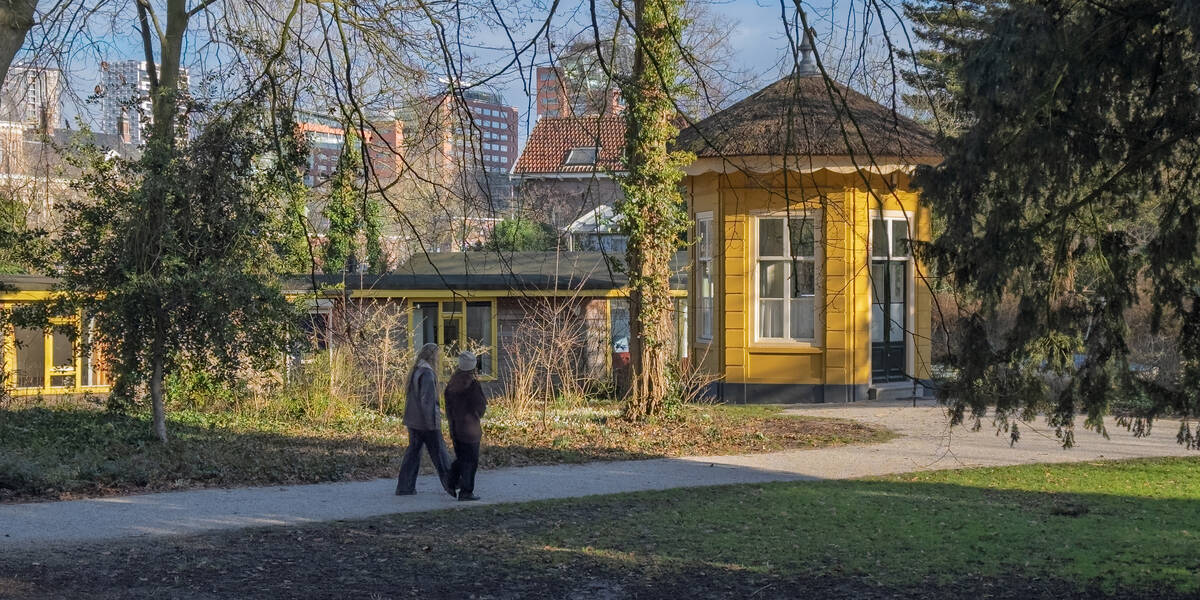 Link naar foto in Flickr: twee mensen lopen door het park van Oog in Al.