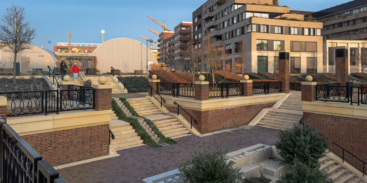 Link naar foto in Flickr: 2 mensen lopen naar beneden van de trappen van het Plantsoen van Boedapest, Leidsche Rijn Centrum.