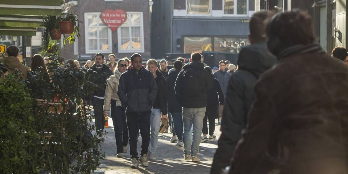 Link naar foto in Flickr: winkelende publiek in het centrum, omgeving Bakkerbrug. 