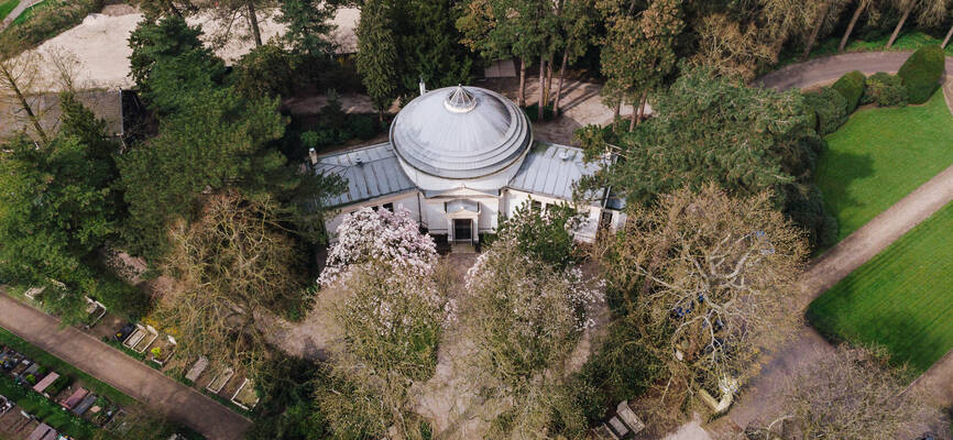 luchtfoto aulagebouw begraafplaats Kovelswade