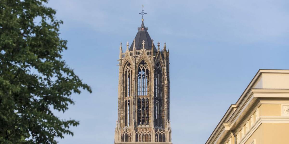 Link naar foto in Flickr: de top van de Domtoren vanuit Mariastraat.