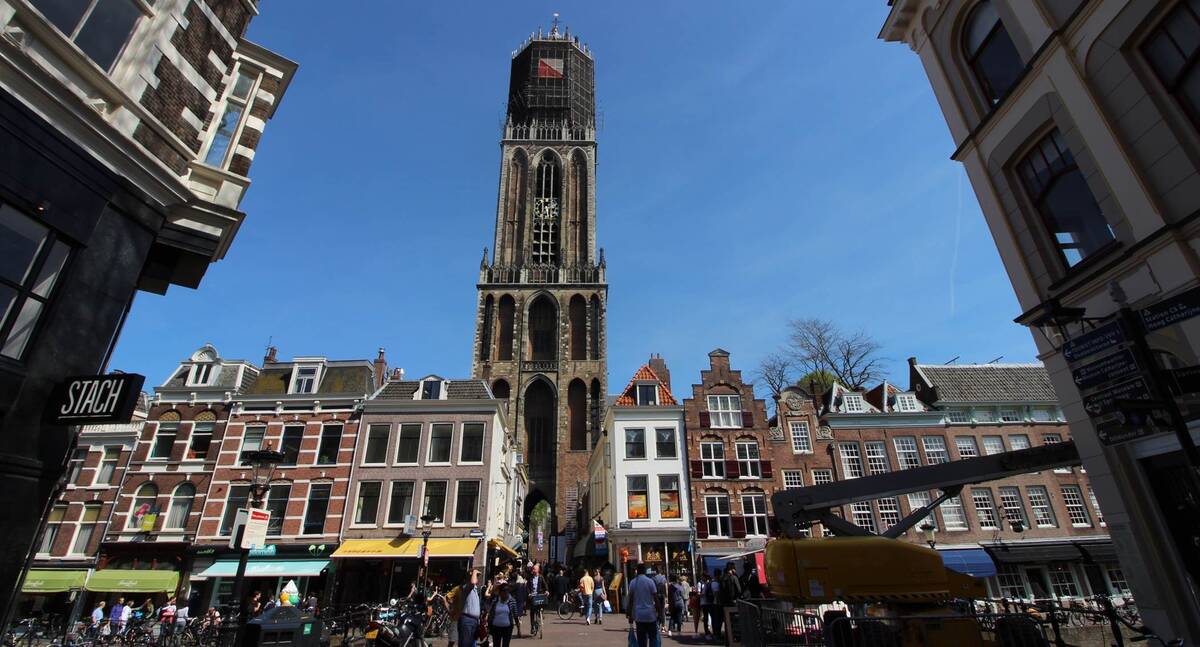 domtoren en servetstraat op een drukke dag