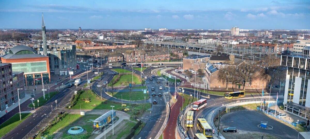 Lombokplein vanuit de hoogte, met o.a. de busbaan en de moskee