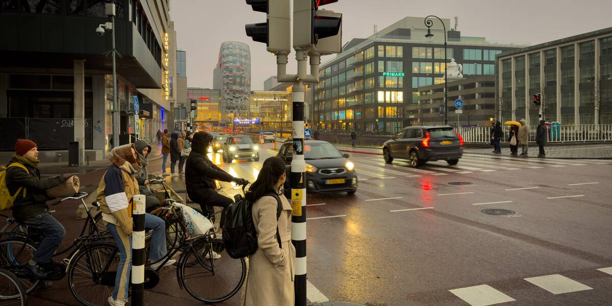 Link naar foto in Flickr: mensen staan te wachten voor het stoplicht aan de Catharijnesingel.