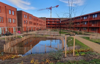 klik en vergroot appartementengebouw in rood steen, u-vorm met een binnentuin