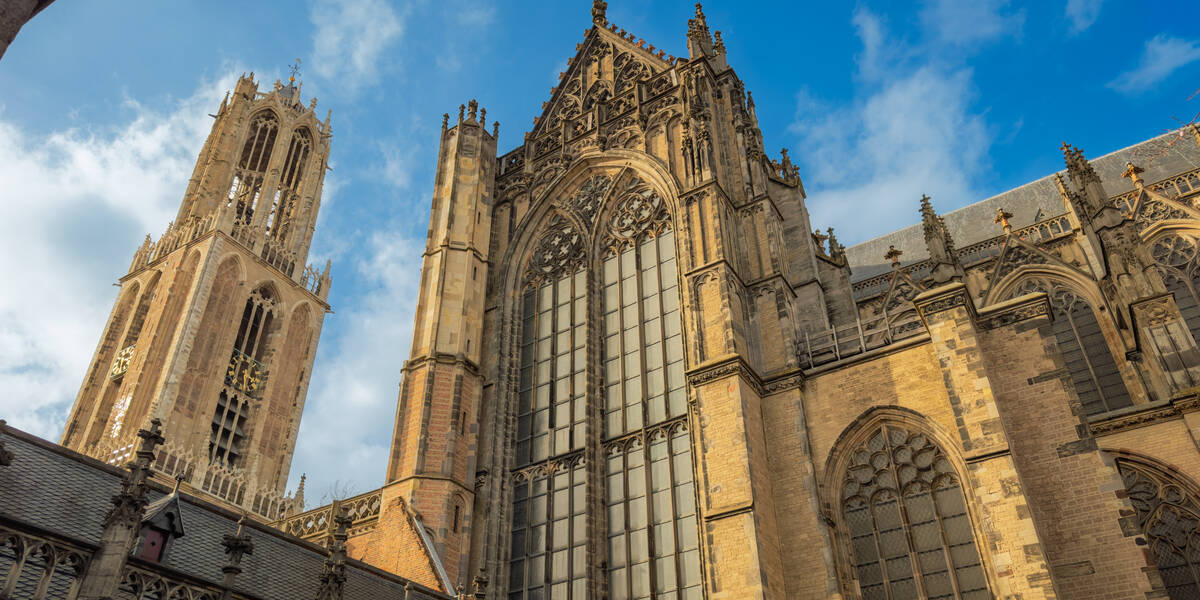 Link naar foto in Flickr: de Dom en Domkerk met daarboven een blauwe lucht.