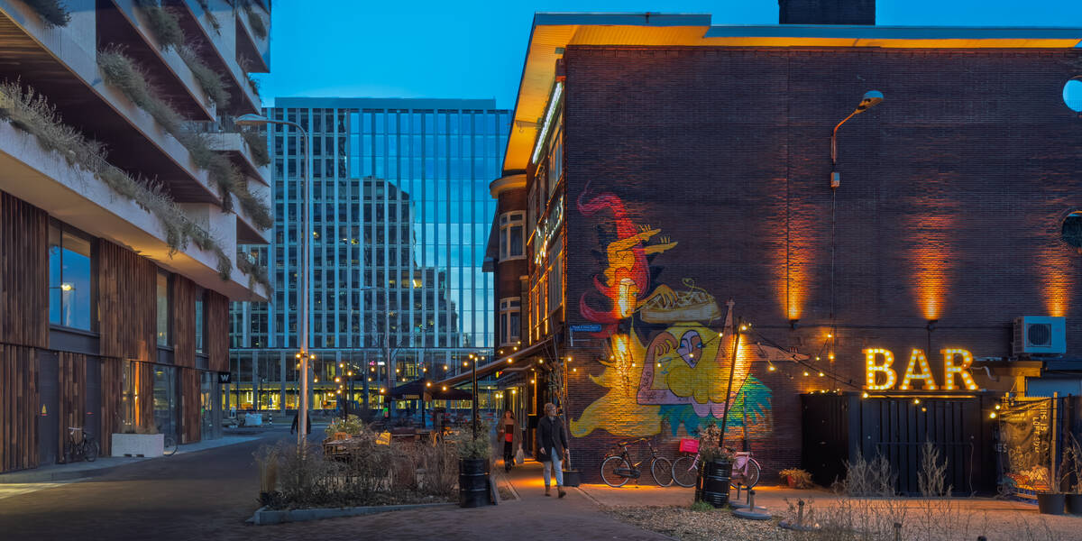 Link naar foto in Flickr: Handelskamerstraat, zijstraat van de Croeselaan, Utrecht. Links woongebouw Wonderwoods en in het midden Rijkskantoor De Knoop.