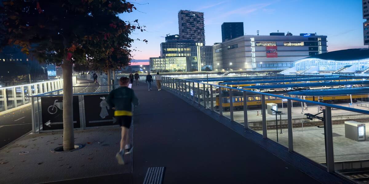 Link naar foto in Flickr: avond op de Moreelsebrug met een hardloper.