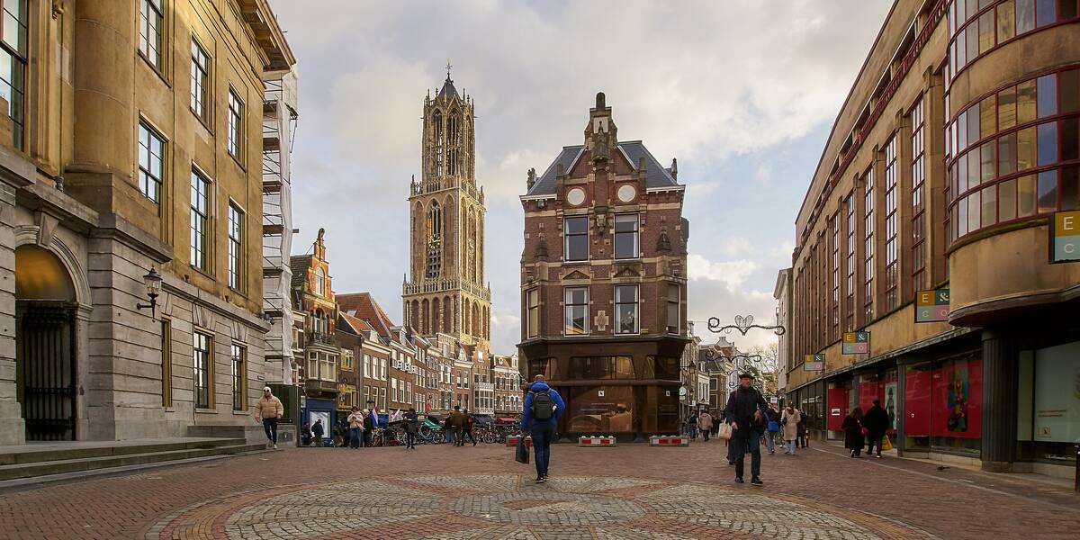 Link naar foto in Flickr: mensen lopen over het de Stadhuisbrug met op de achtergrond de Domtoren.