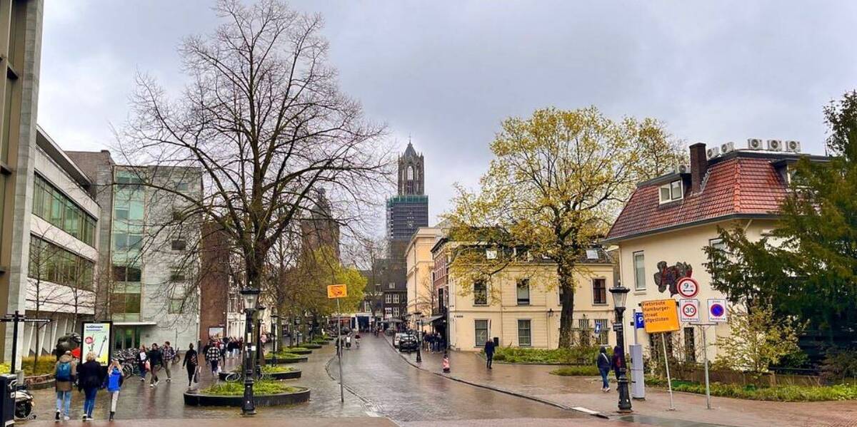 Link naar foto in Flickr: mensen lopen richting de Mariaplaats op een regenachtige dag.