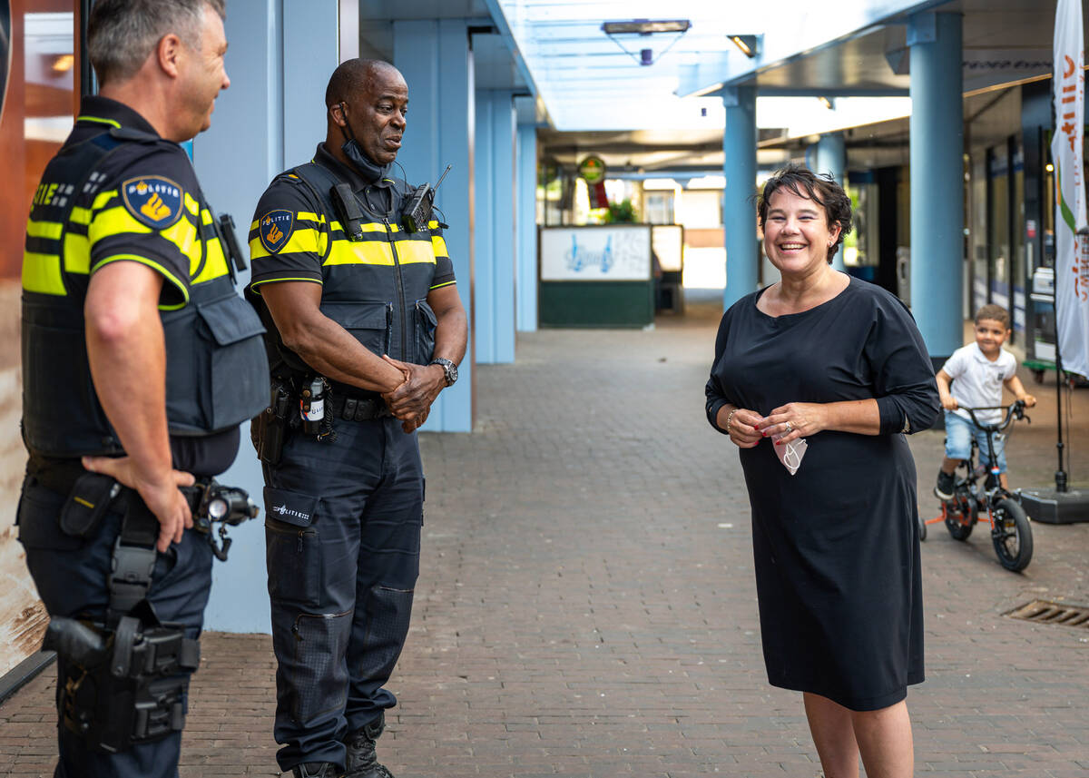 open foto sharon dijksma in gesprek met politieagenten