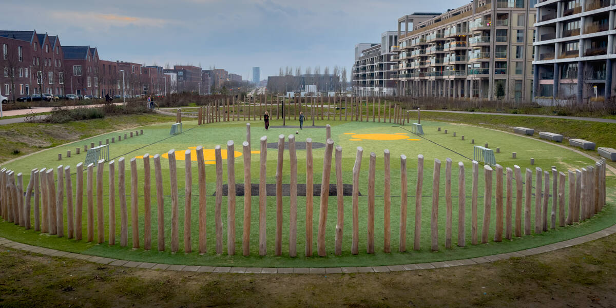 Link naar foto in Flickr: het voetbalveldje bij Park Leeuwensteyn, twee kinderen spelen op het veld.
