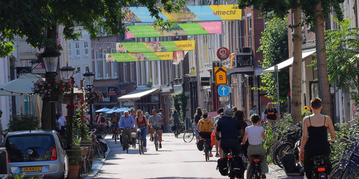 Link naar foto in Flickr: fietsers gaan door een zonnige Voorstraat.