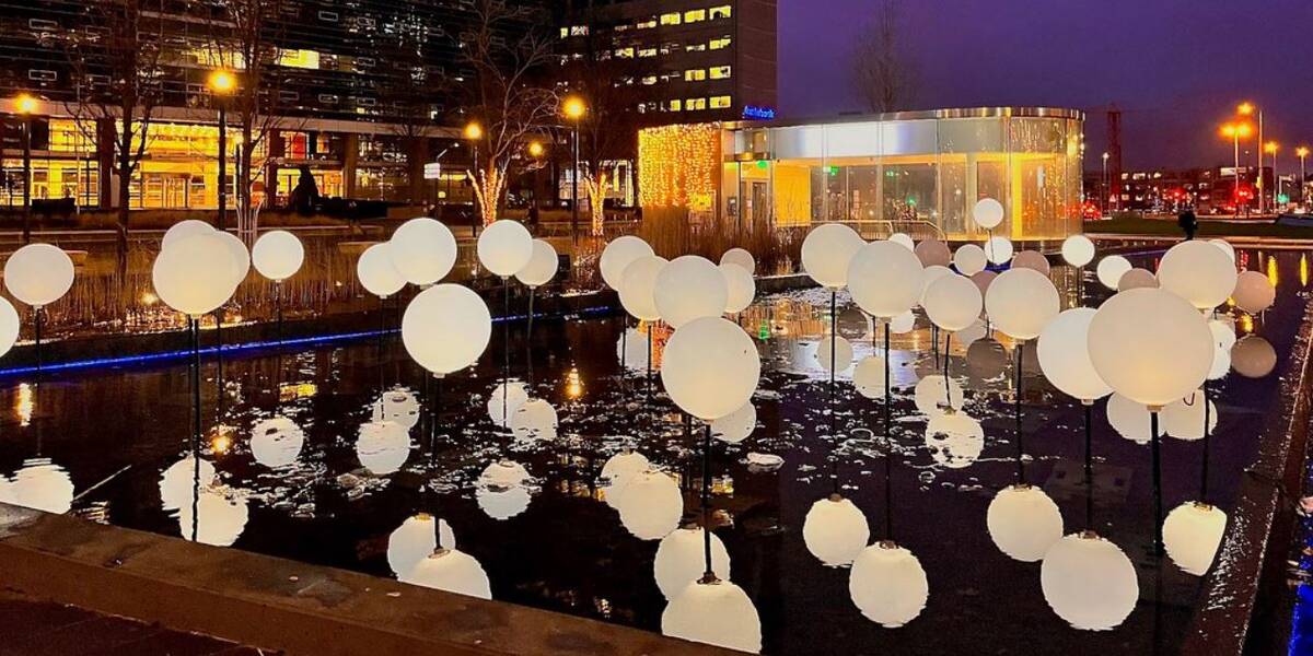 Link naar foto in Flickr: lichtgevende ballonnen boven de vijver op Jaarbeursplein.