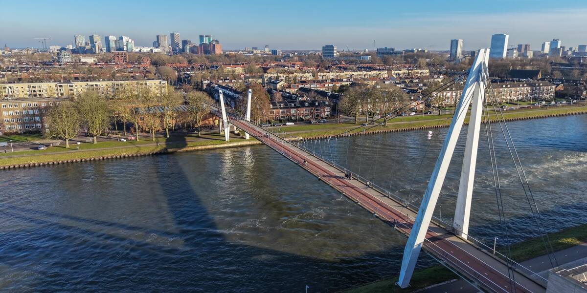 De Dafne Schippersbrug vanuit de lucht gefotografeerd.