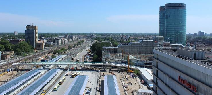 Uitzicht vanaf het station op de sporen, de moreelsebrug, de jaarbeurs en het gebouw van de Rabobank.