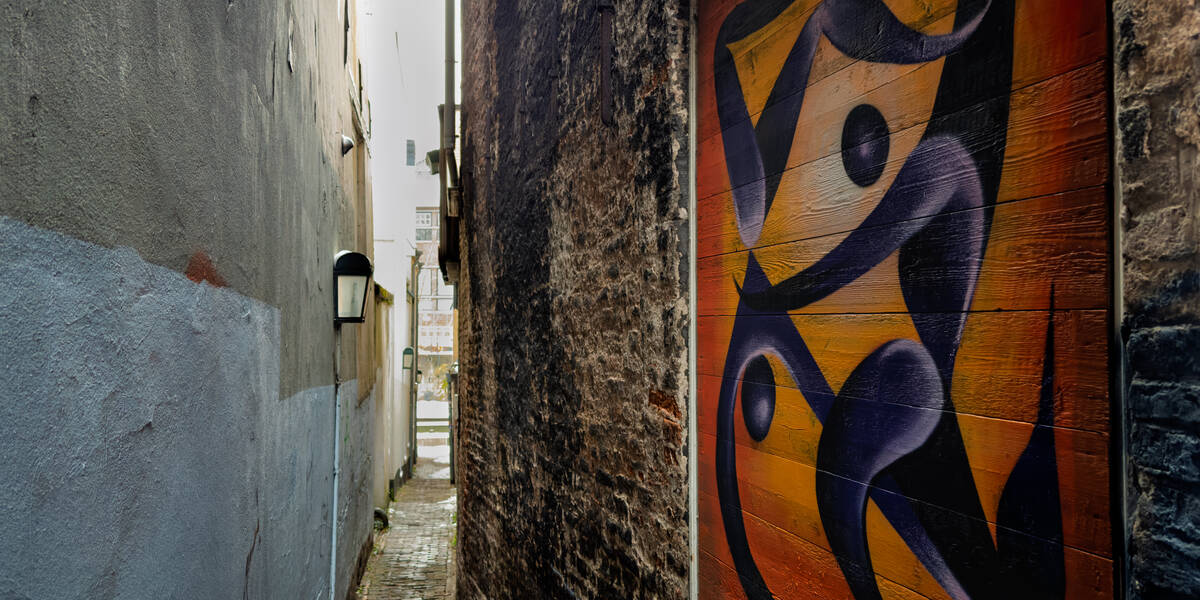 Link naar foto in Flickr: doorkijk door de Nauwe Watersteeg met aan de rechterzijde graffiti.