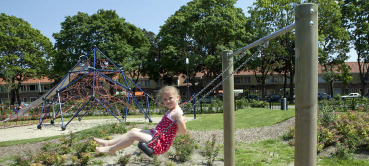 meisje op een schommel in een speeltuin