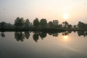 Een breed stuk van de Vikingrijn bij zonsondergang