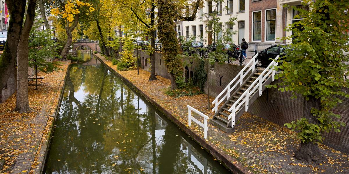 Link naar foto in Flickr: de Nieuwegracht vanaf de brug gezien met herfstbladeren langs de gracht.