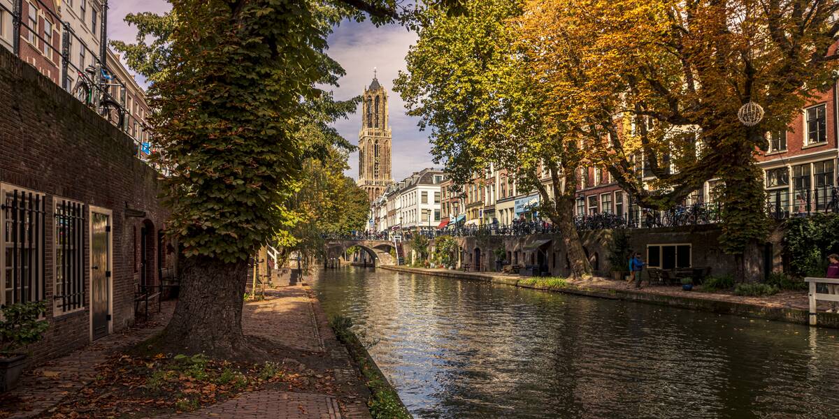 Link naar foto in Flickr: de Dom vanaf de waterkant bij de Oudegracht.