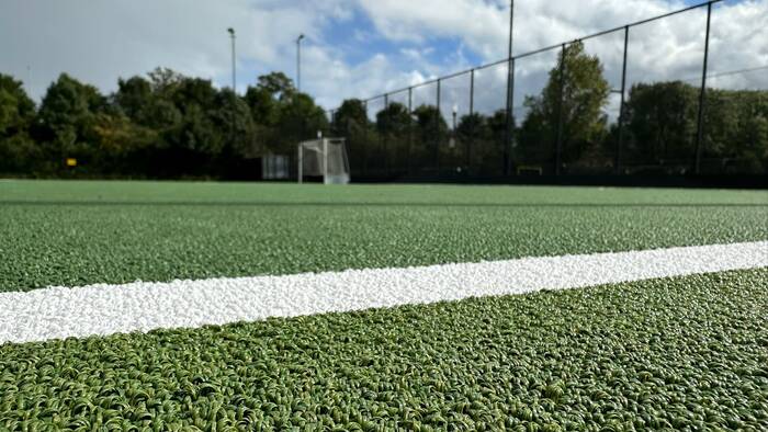 Witte lijn op hockeyveld