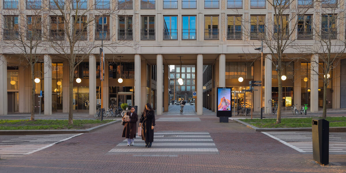 Link naar foto in Flickr: mensen lopen over het zebrapad bij Parijsboulevard, Leidsche Rijn Centrum.