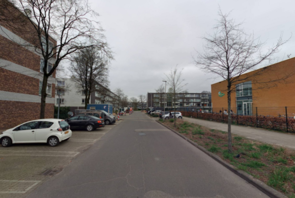 klik en vergroot incadreef nu, met links en rechts parkeerplekken, tussenin de rijweg en helemaal rechts de stoep en rechts 