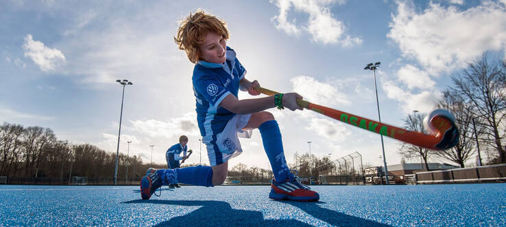 jongen op hockeyveld