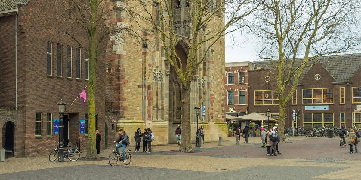 Link naar foto in Flickr: groepjes mensen lopen op het Domplein langs de dom