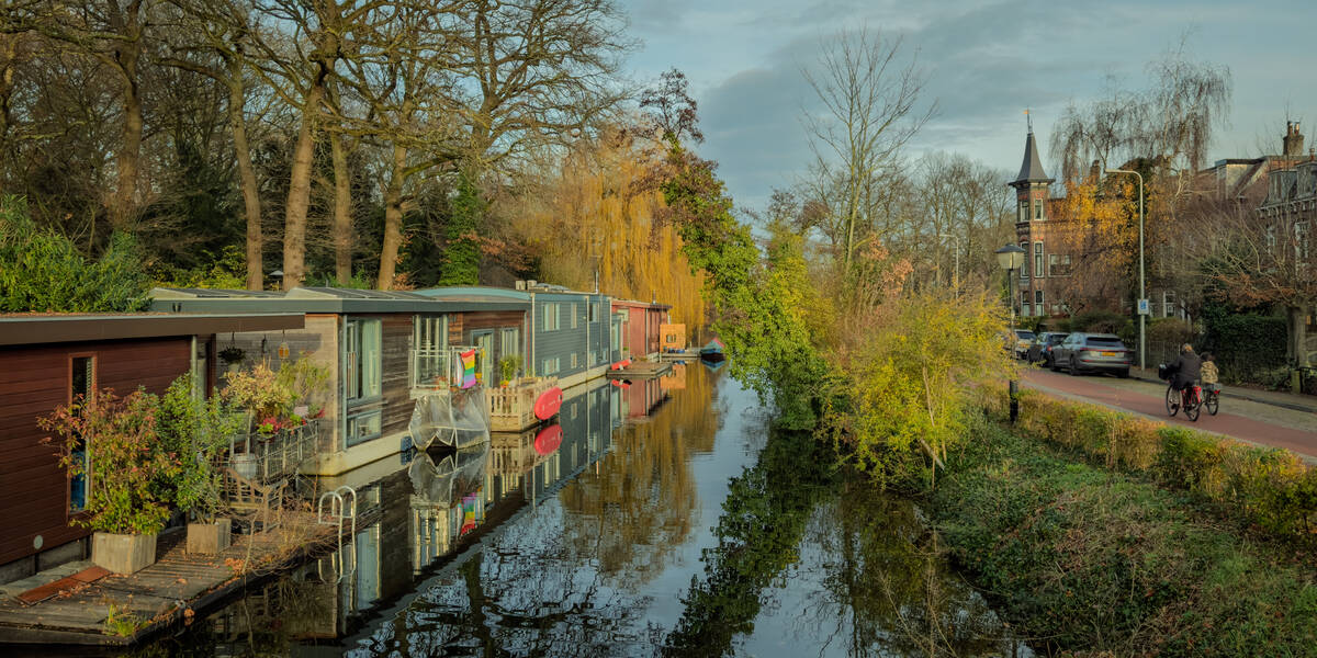Link naar foto in Flickr: Woonboten op de Leidsche Rijn in Park Oog in Al. Aan de rechterkant de Leidseweg.