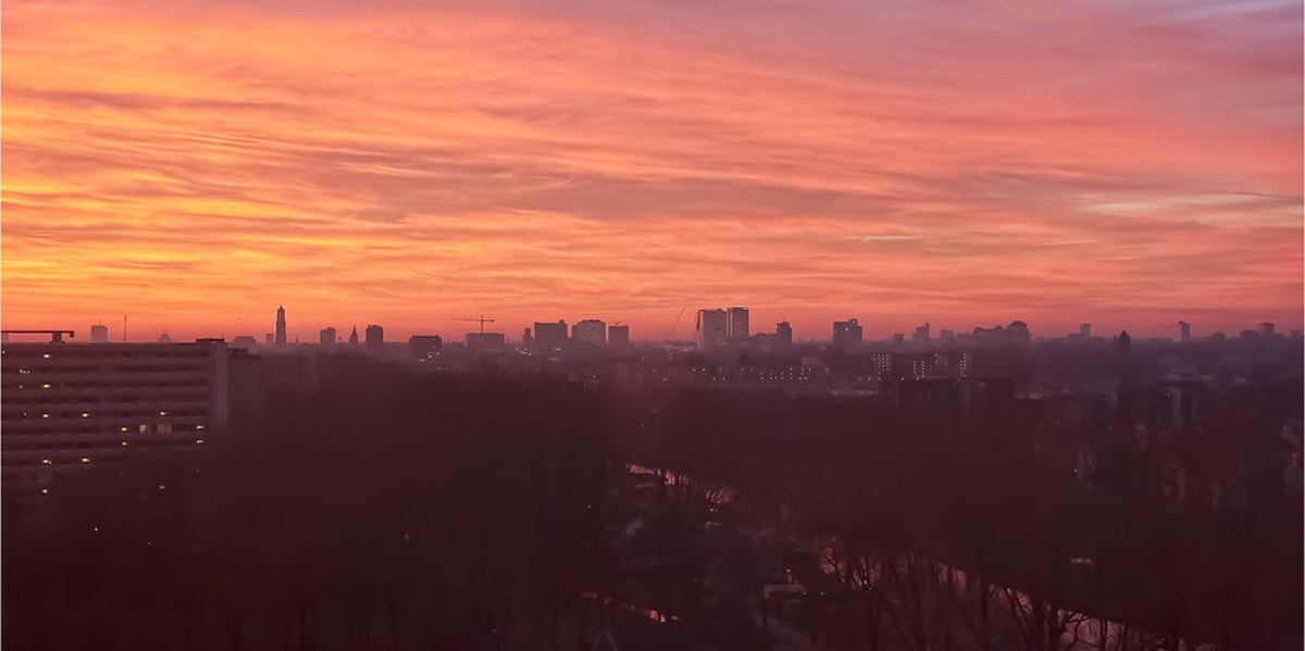 Link naar foto in Flickr: Utrecht in het avondrood  bezien vanaf de bovenste etage van Huis aan de Vecht. 