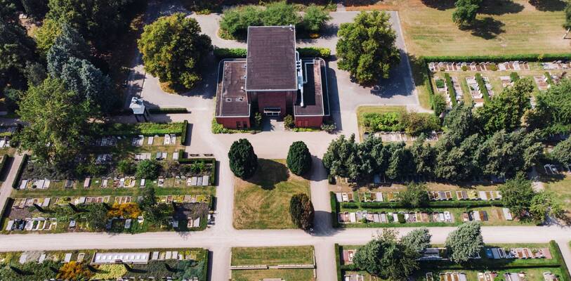 luchtfoto van de aula en graven daaromheen, begraafplaats Tolsteeg