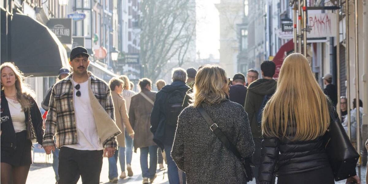 Link naar foto in Flickr: winkelend publiek in de Zadelstraat.