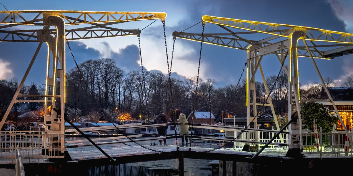 Link naar foto in Flickr: Een duo in gesprek op de Abel Tasmanbrug met op de achtergrond het Merwedekanaal en Park Oog in Al.