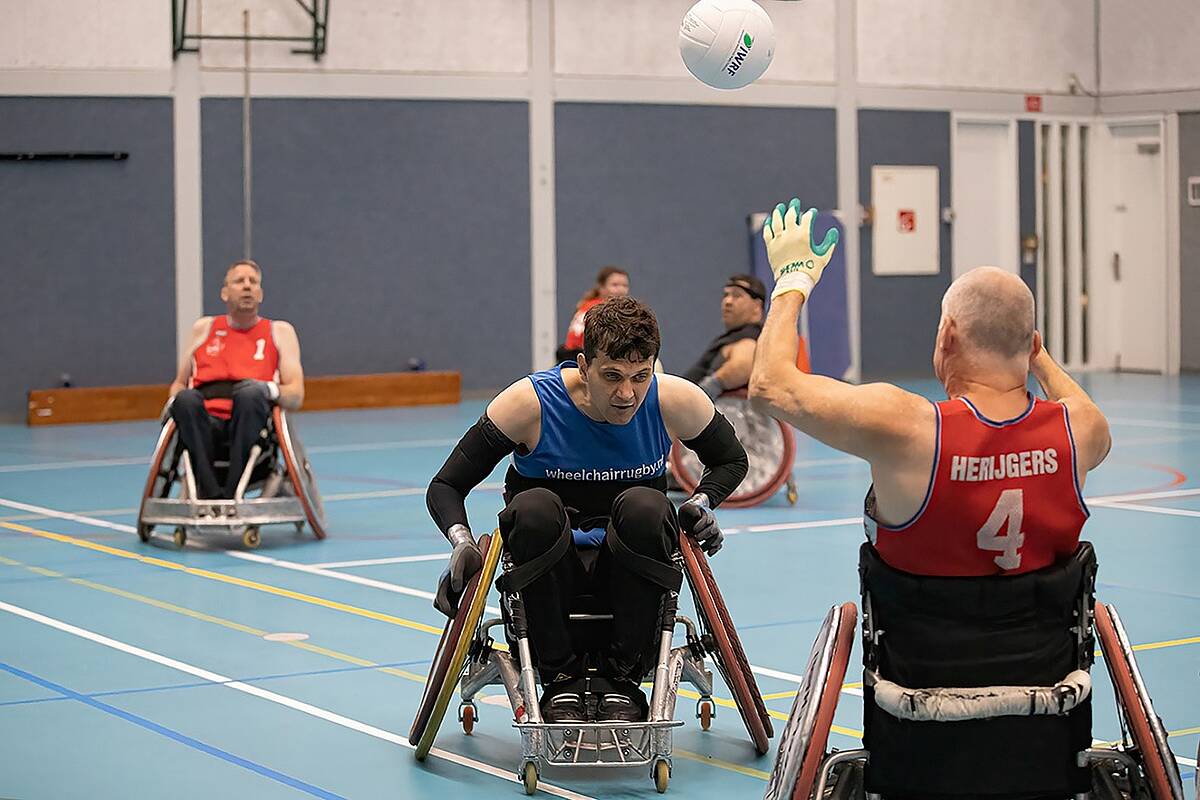 Klik om te vergroten, sporters doen aan rolstoelrugby