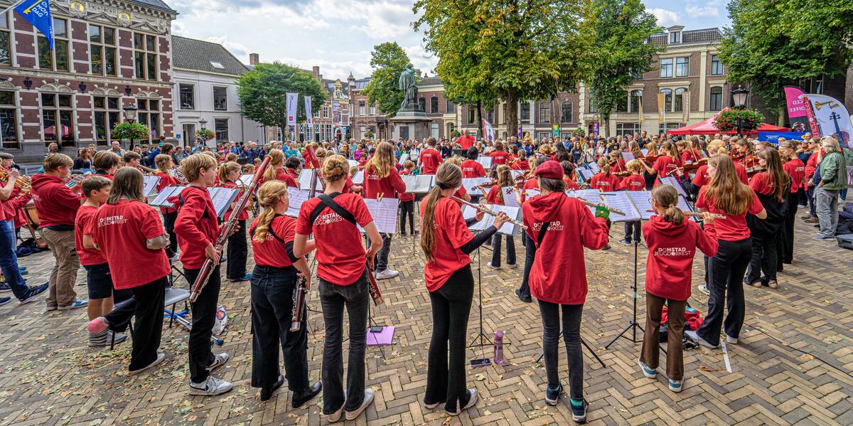 Link naar foto in Flickr: Domstad Jeugdorkest speelt op het Domplein tijdens de Open Monumentendag.