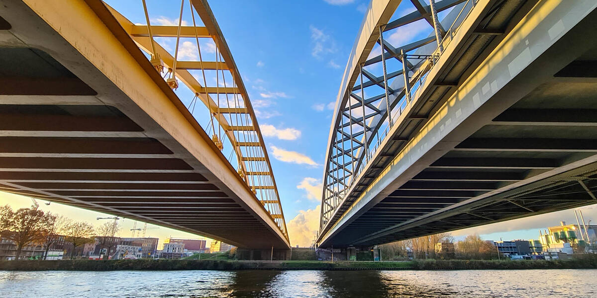 Link naar foto in Flickr: Gele brug en spoorbrug vanaf de Keulsekade gefotografeerd.