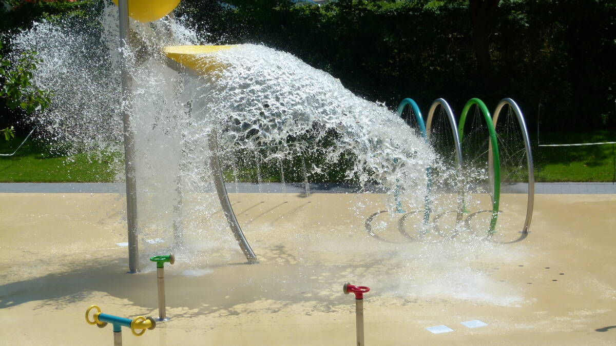 waterspraytoestel, 2 naast elkaar en daarachter spiraalachtigedoorgang