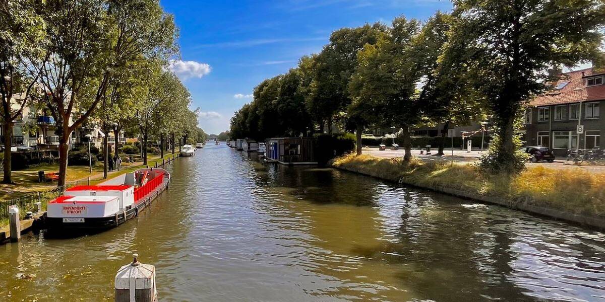 Link naar foto in Flickr: zicht op de Vaarstscherijn met aan de linkerkant een boot.