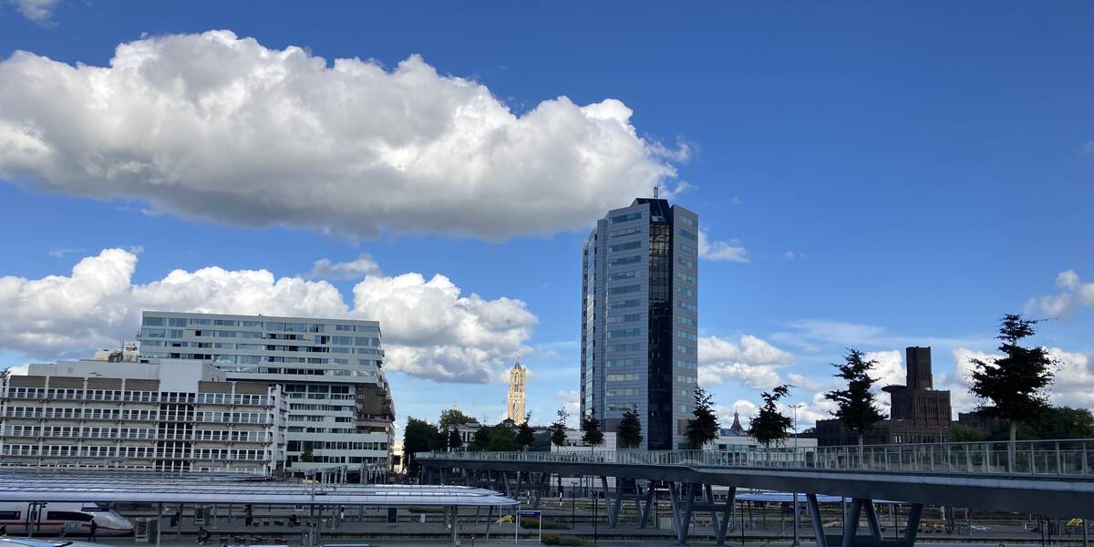 Link naar foto in Flickr: Zicht op de Dom in de zon vanaf de loopbrug achter het station. 