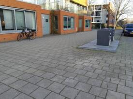 De straat met lege plantvakken voor de huizen