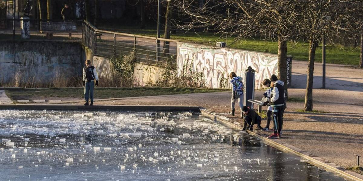 Link naar foto in Flickr: kinderen spelen met het ijs op het water bij het Griftpark. 