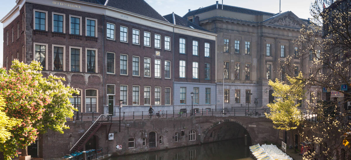 Stadhuis gezien vanaf de Oudegracht