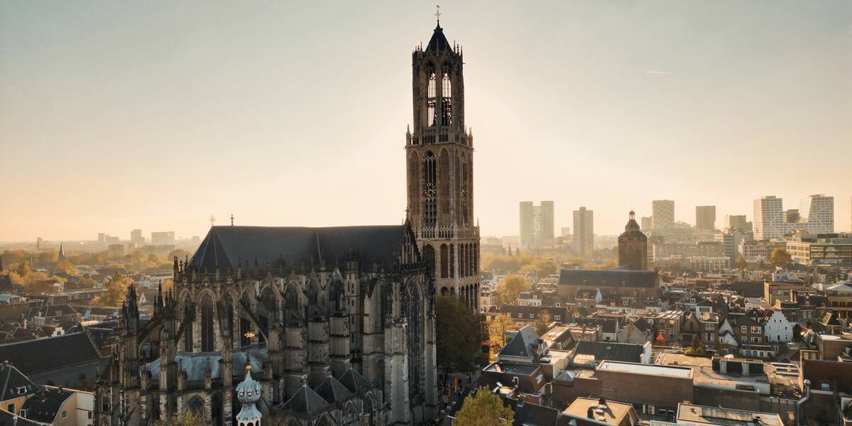 De Domtoren en de Domkerk gezien vanuit de lucht.