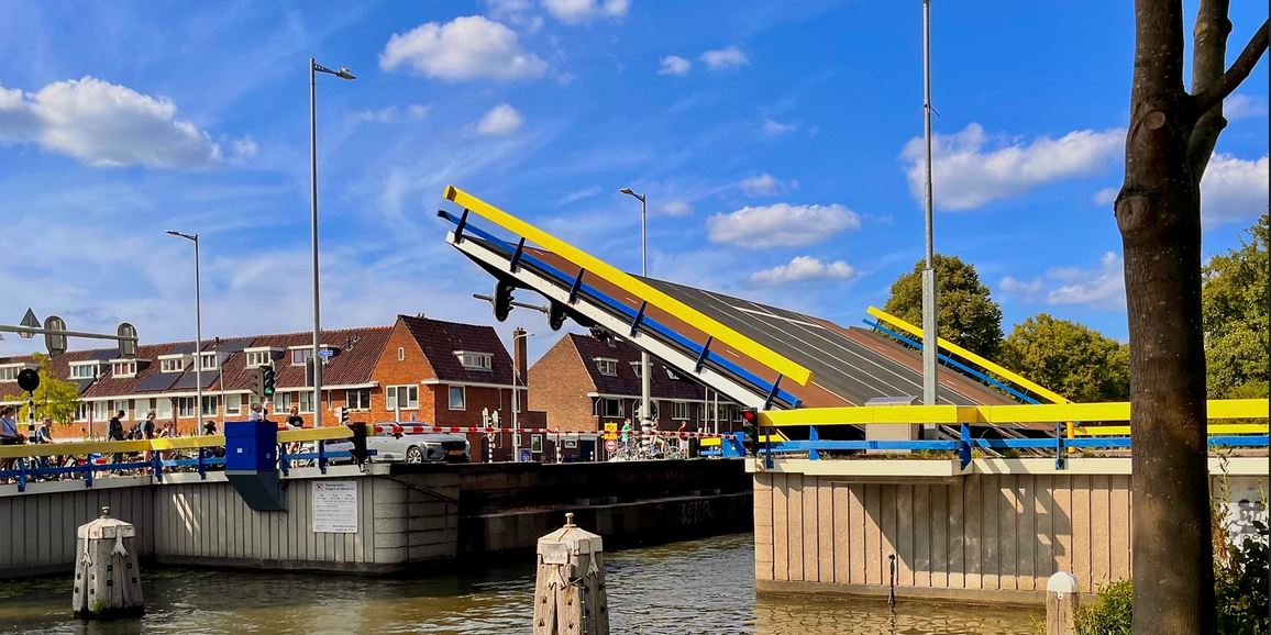 Link naar foto in Flickr: mensen staan te wachten voor de Zuiderbrug, die open staat.