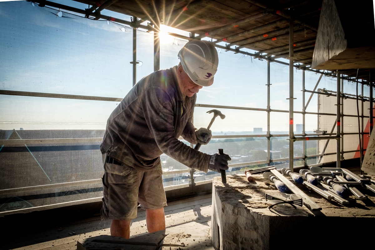 klik en vergroot bouwvakker in een ruimte in de Domtoren aan het werk