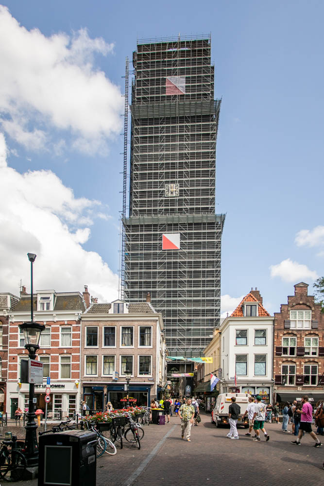 klik en vergroot de Domtoren in de steigers