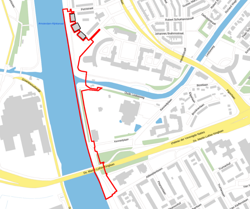 Op het kaartje is via de rode lijn te zien waar parkzone Den Hommel precies ligt: langs het Amsterdam-Rijnkanaal en tussen de Petristraat en het Attleeplantsoen.  